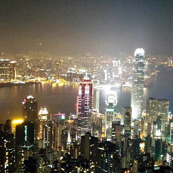 Minden hongkongi épületnek más színe van éjszaka